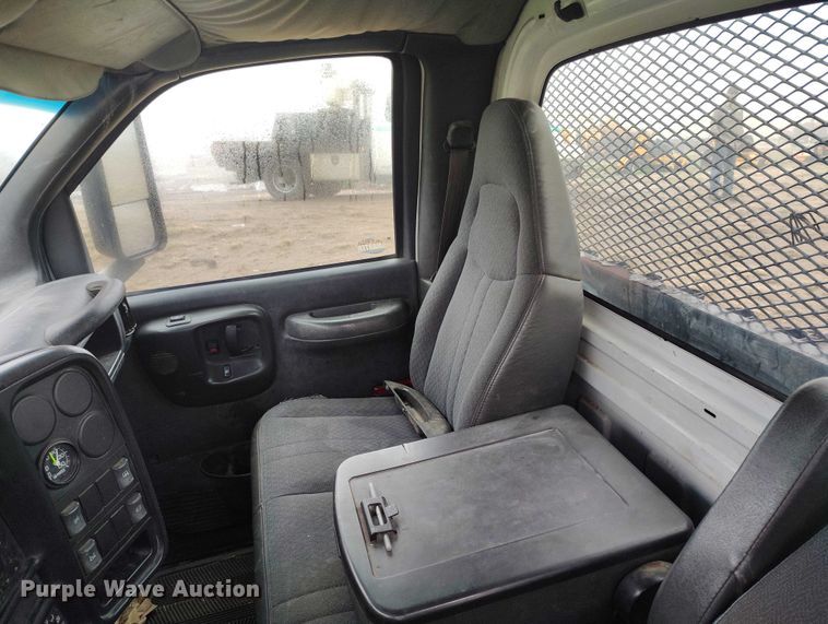 image for item IP9663 2006 Chevrolet C7500 hydraulic tail flatbed truck