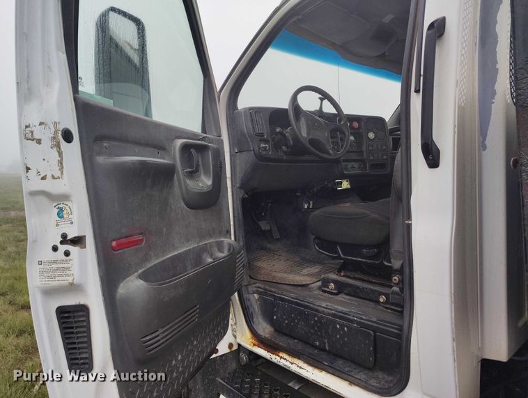 image for item IP9663 2006 Chevrolet C7500 hydraulic tail flatbed truck