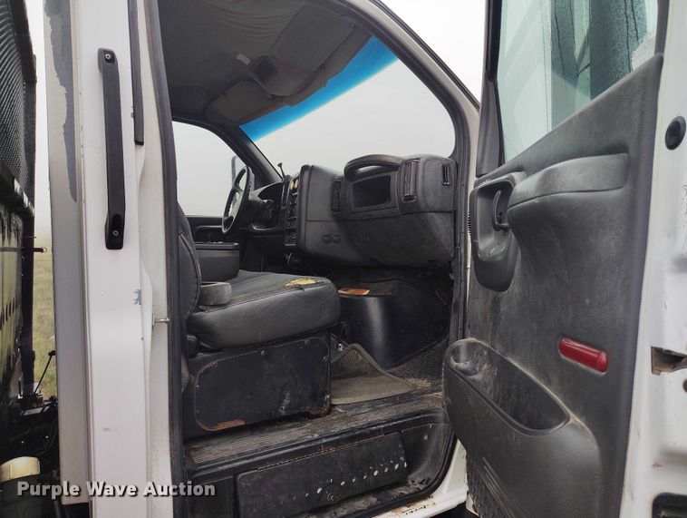 image for item IP9663 2006 Chevrolet C7500 hydraulic tail flatbed truck