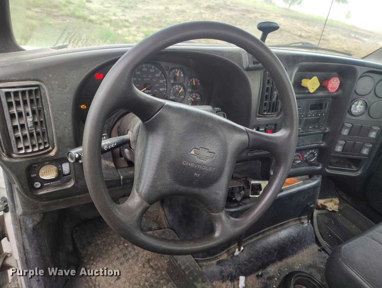 image for item IP9663 2006 Chevrolet C7500 hydraulic tail flatbed truck