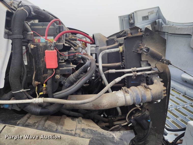 image for item IP9663 2006 Chevrolet C7500 hydraulic tail flatbed truck