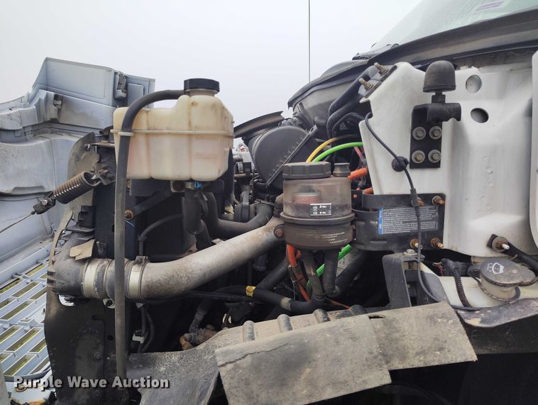 image for item IP9663 2006 Chevrolet C7500 hydraulic tail flatbed truck