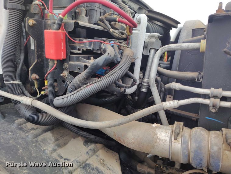 image for item IP9663 2006 Chevrolet C7500 hydraulic tail flatbed truck