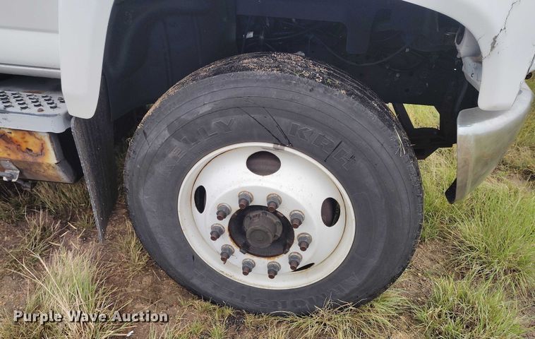 image for item IP9663 2006 Chevrolet C7500 hydraulic tail flatbed truck