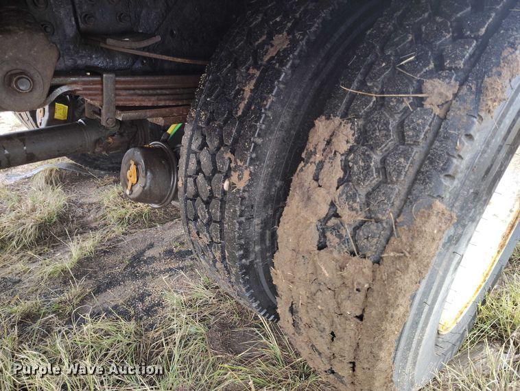 image for item IP9663 2006 Chevrolet C7500 hydraulic tail flatbed truck