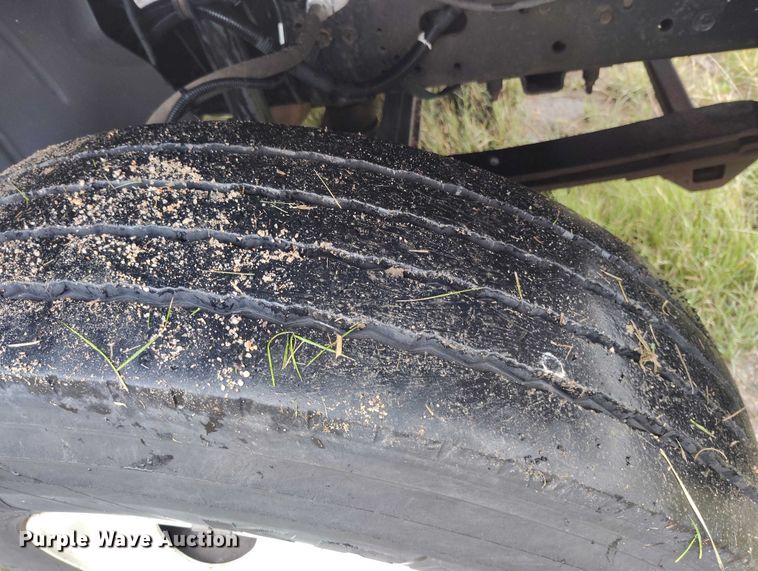 image for item IP9663 2006 Chevrolet C7500 hydraulic tail flatbed truck