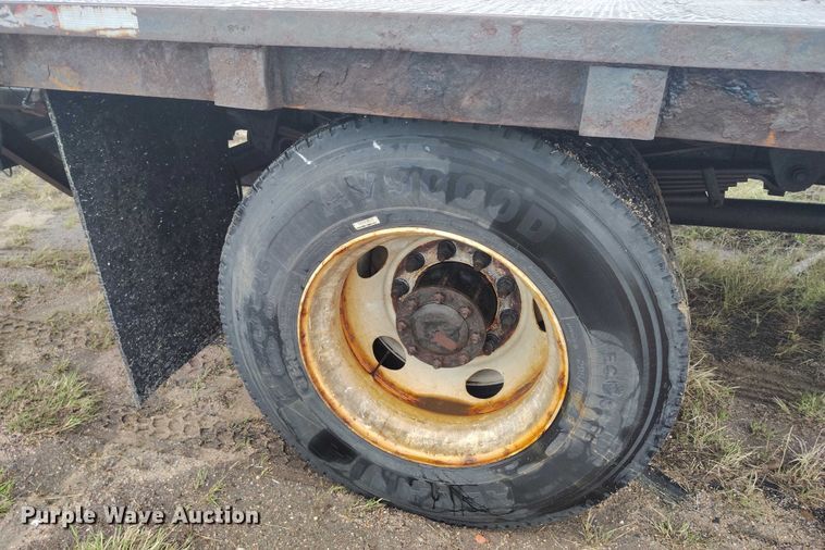 image for item IP9663 2006 Chevrolet C7500 hydraulic tail flatbed truck