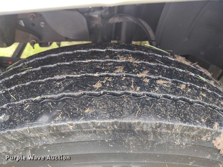 image for item IP9663 2006 Chevrolet C7500 hydraulic tail flatbed truck