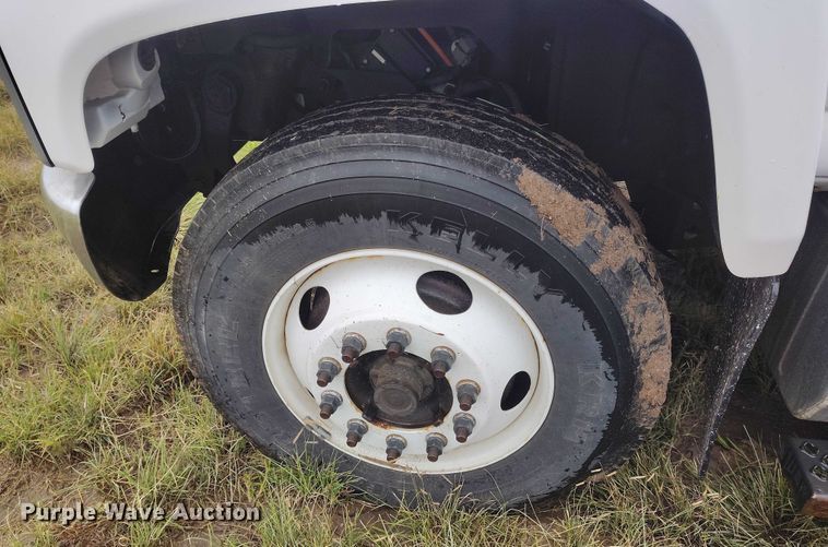 image for item IP9663 2006 Chevrolet C7500 hydraulic tail flatbed truck