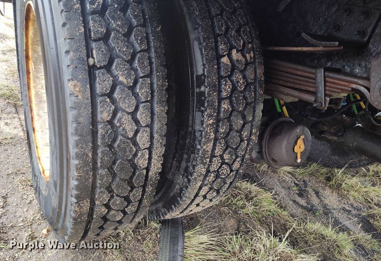 image for item IP9663 2006 Chevrolet C7500 hydraulic tail flatbed truck