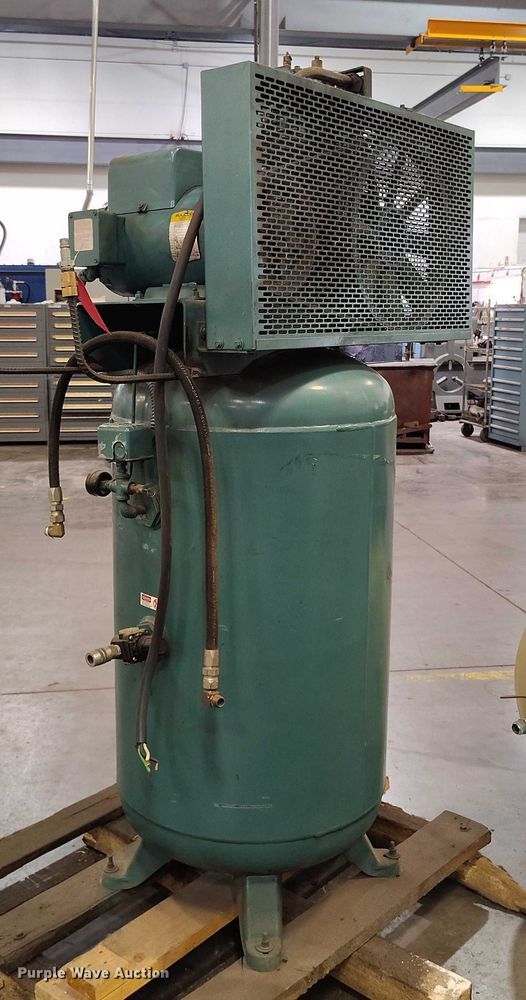 image for item IP9698 2002 Curtis 5E2VT8-A2 air compressor