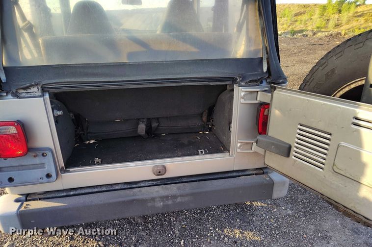 image for item IP9705 2002 Jeep Wrangler Sport SUV