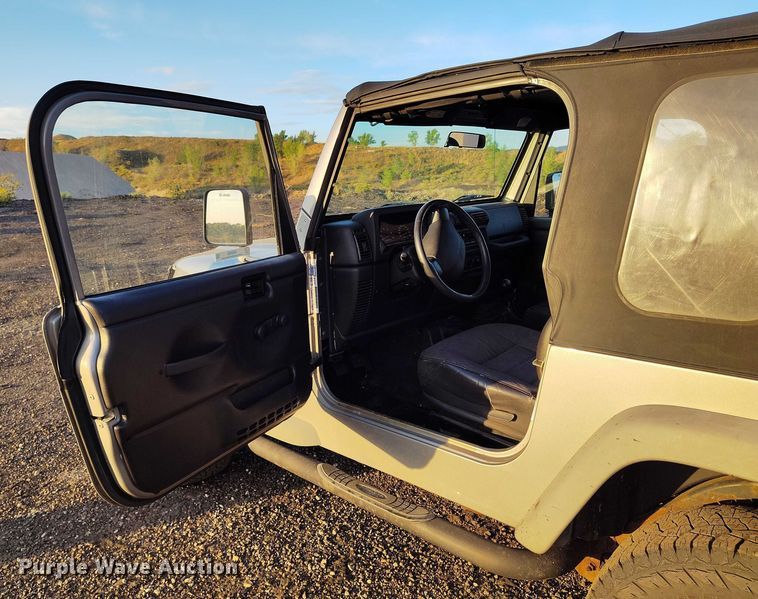 image for item IP9705 2002 Jeep Wrangler Sport SUV