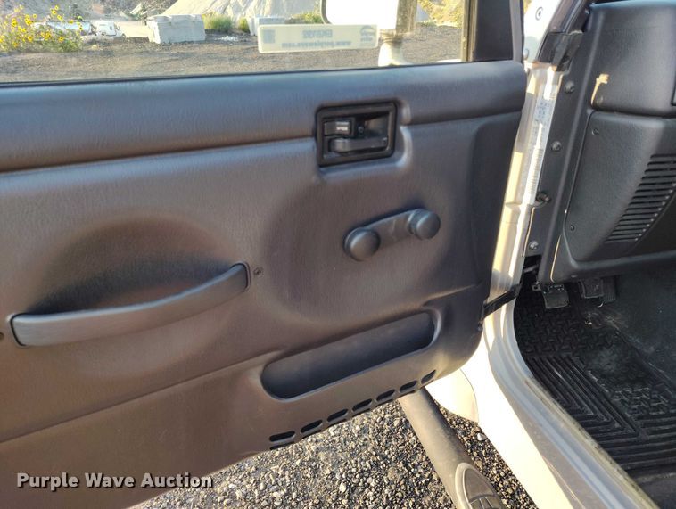 image for item IP9705 2002 Jeep Wrangler Sport SUV