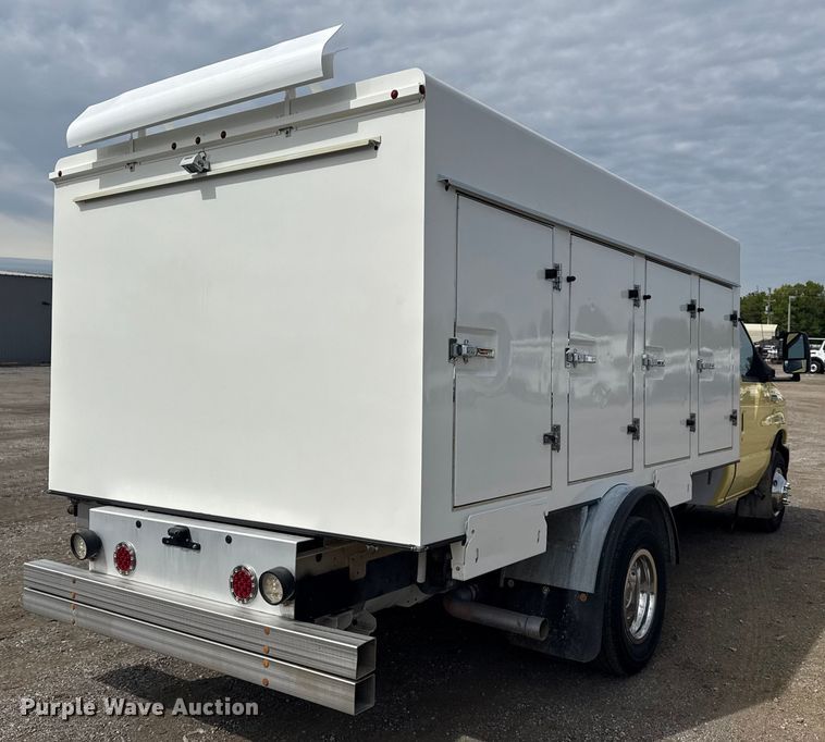 image for item NU9578 2021 Ford E450 Super Duty delivery truck