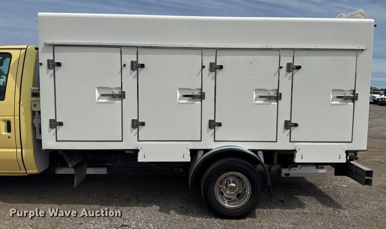 image for item NU9578 2021 Ford E450 Super Duty delivery truck