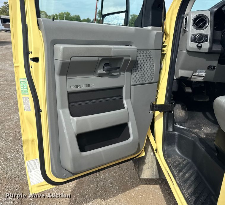 image for item NU9578 2021 Ford E450 Super Duty delivery truck