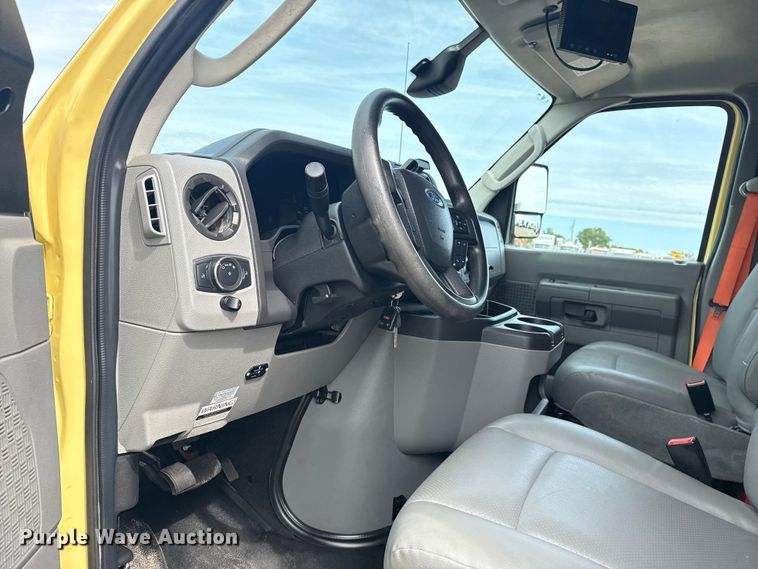 image for item NU9578 2021 Ford E450 Super Duty delivery truck