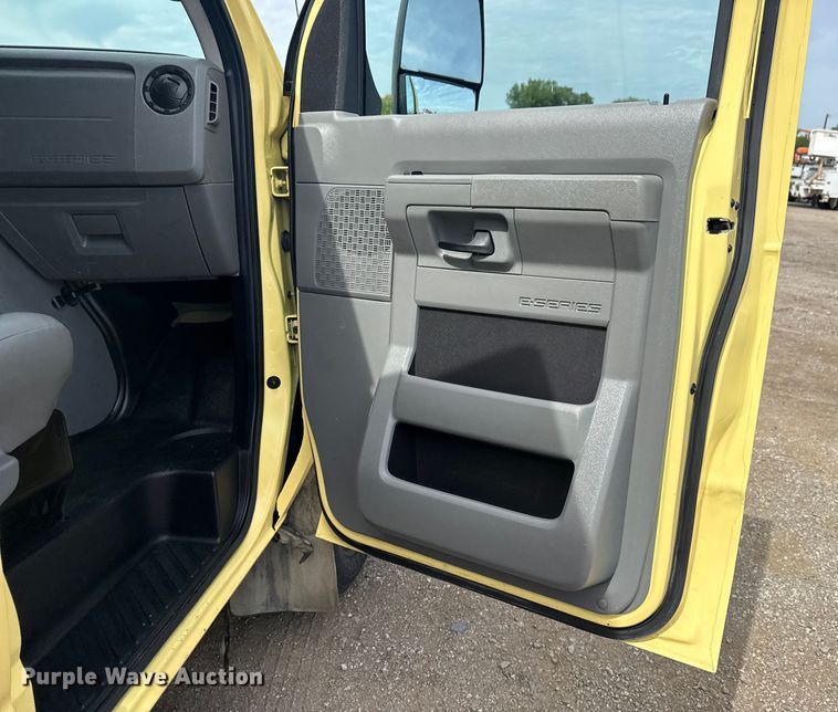 image for item NU9578 2021 Ford E450 Super Duty delivery truck