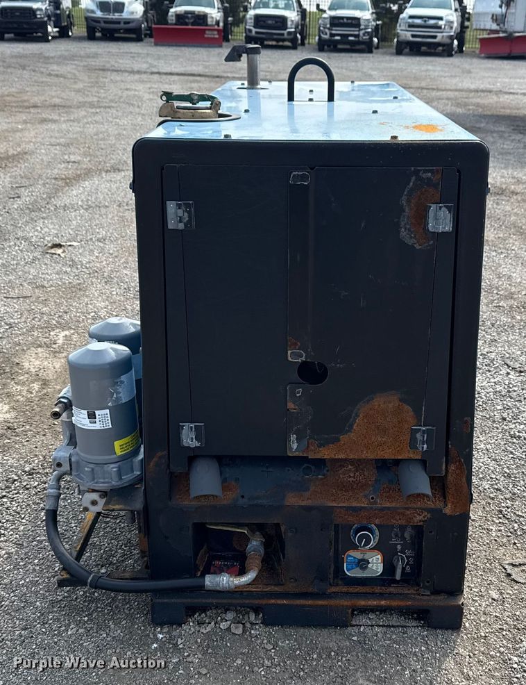 image for item NU9586 2011 Miller Big Blue Air Pak welder/generator