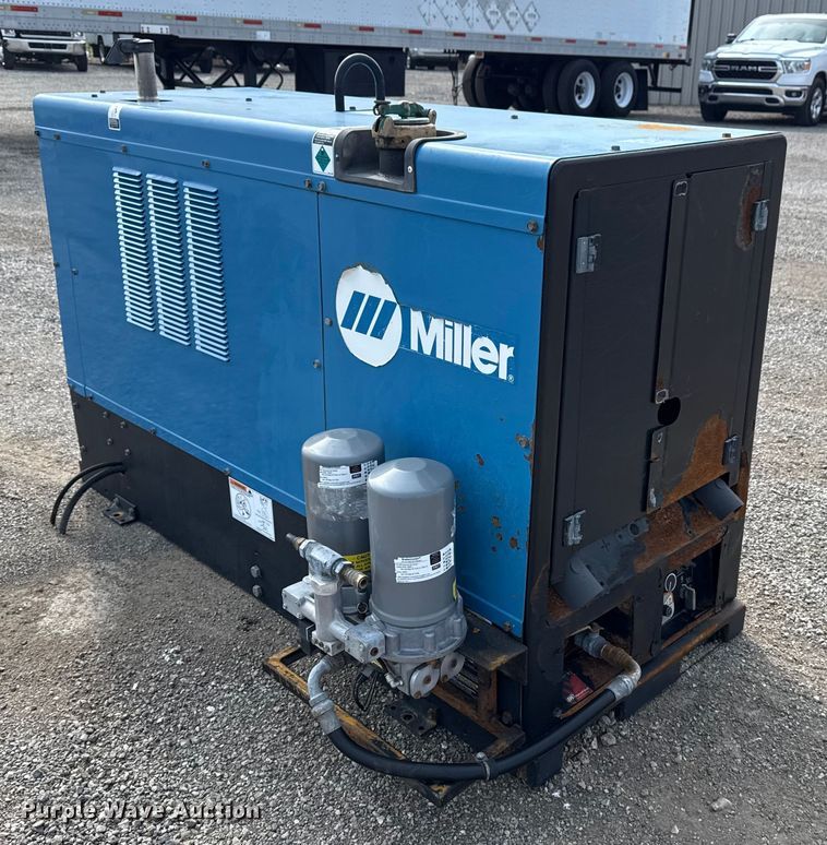 image for item NU9586 2011 Miller Big Blue Air Pak welder/generator