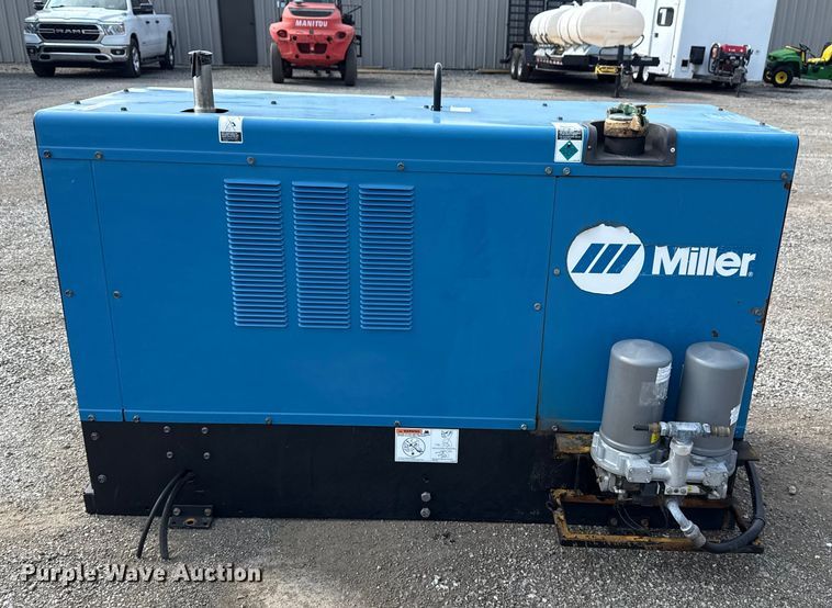image for item NU9586 2011 Miller Big Blue Air Pak welder/generator