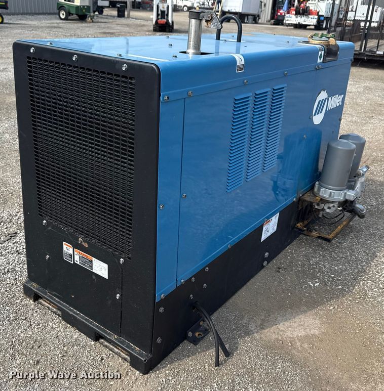 image for item NU9586 2011 Miller Big Blue Air Pak welder/generator