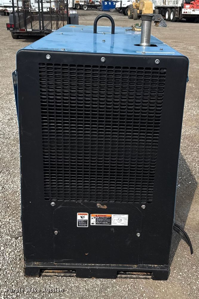 image for item NU9586 2011 Miller Big Blue Air Pak welder/generator