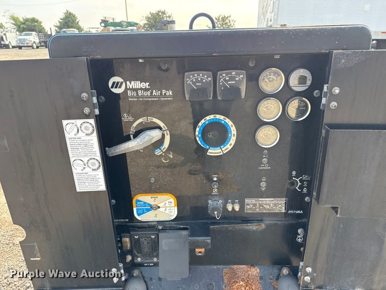 image for item NU9586 2011 Miller Big Blue Air Pak welder/generator