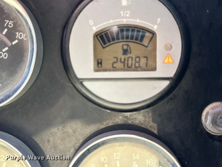 image for item NU9586 2011 Miller Big Blue Air Pak welder/generator