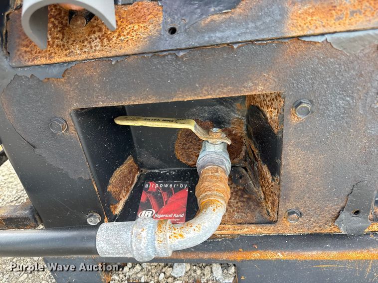 image for item NU9586 2011 Miller Big Blue Air Pak welder/generator