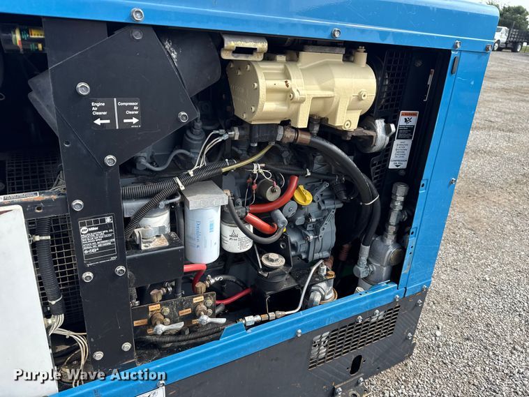 image for item NU9586 2011 Miller Big Blue Air Pak welder/generator