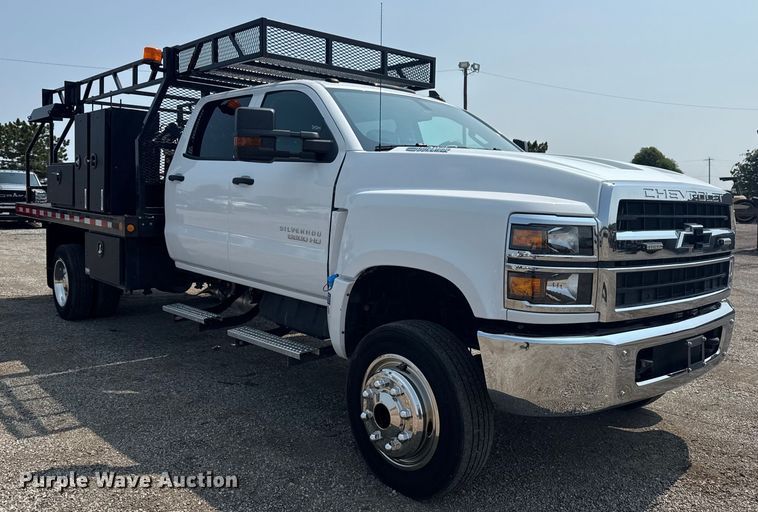 image for item NU9592 2022 Chevrolet Silverado 5500HD Crew Cab flatbed truck
