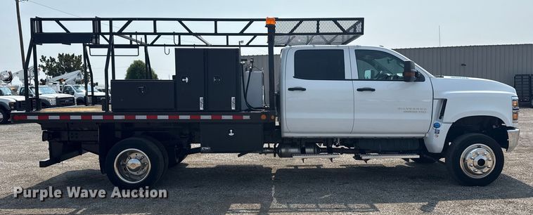 image for item NU9592 2022 Chevrolet Silverado 5500HD Crew Cab flatbed truck