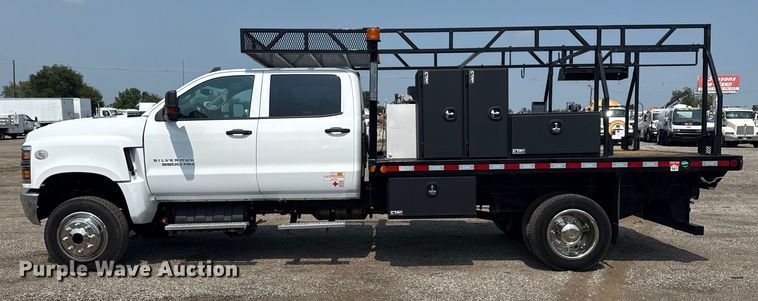 image for item NU9592 2022 Chevrolet Silverado 5500HD Crew Cab flatbed truck