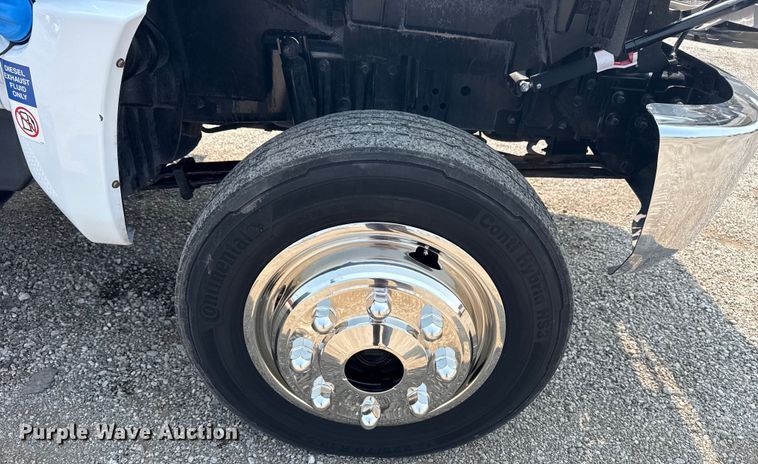 image for item NU9592 2022 Chevrolet Silverado 5500HD Crew Cab flatbed truck