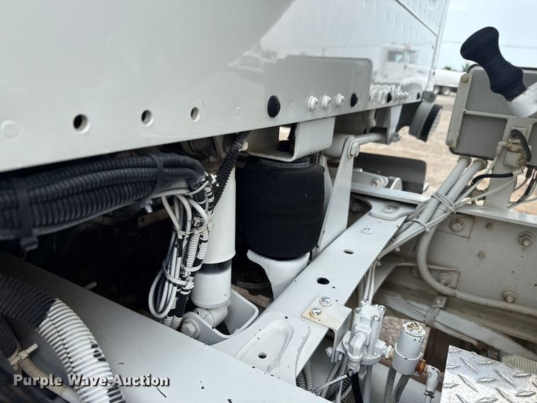 image for item NU9606 2011 Freightliner Business Class M2 propane delivery truck