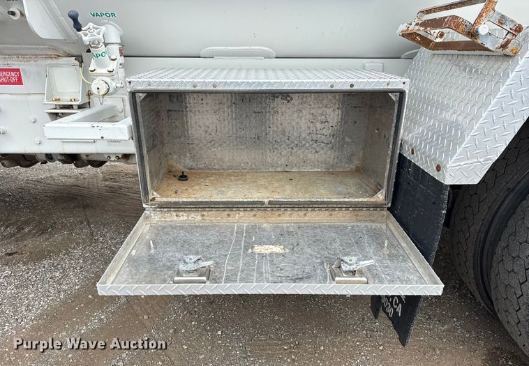 image for item NU9606 2011 Freightliner Business Class M2 propane delivery truck