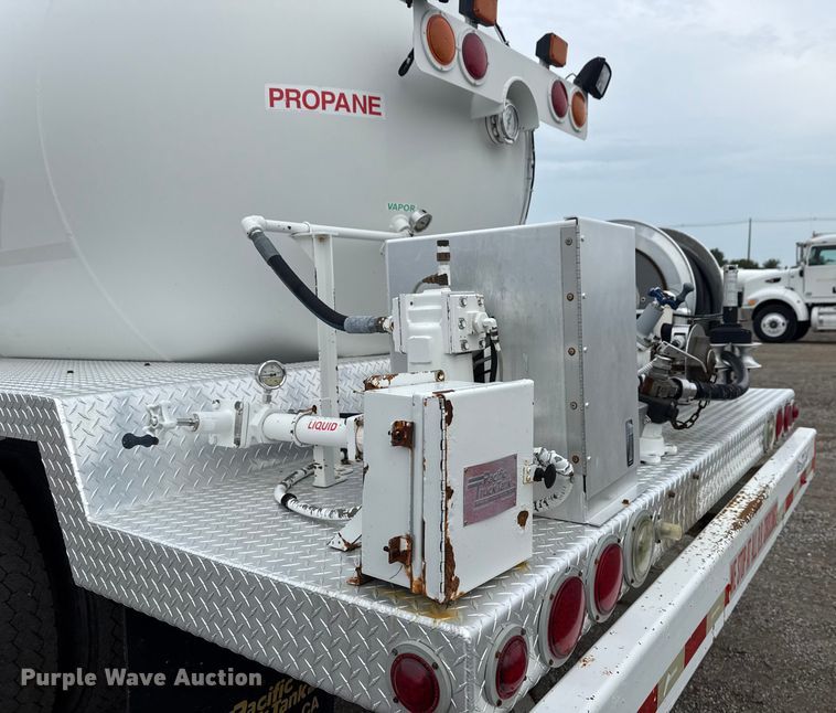 image for item NU9606 2011 Freightliner Business Class M2 propane delivery truck