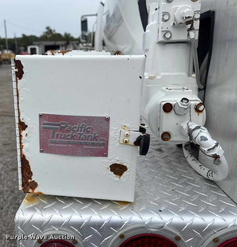 image for item NU9606 2011 Freightliner Business Class M2 propane delivery truck