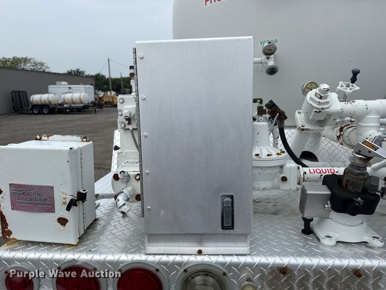 image for item NU9606 2011 Freightliner Business Class M2 propane delivery truck