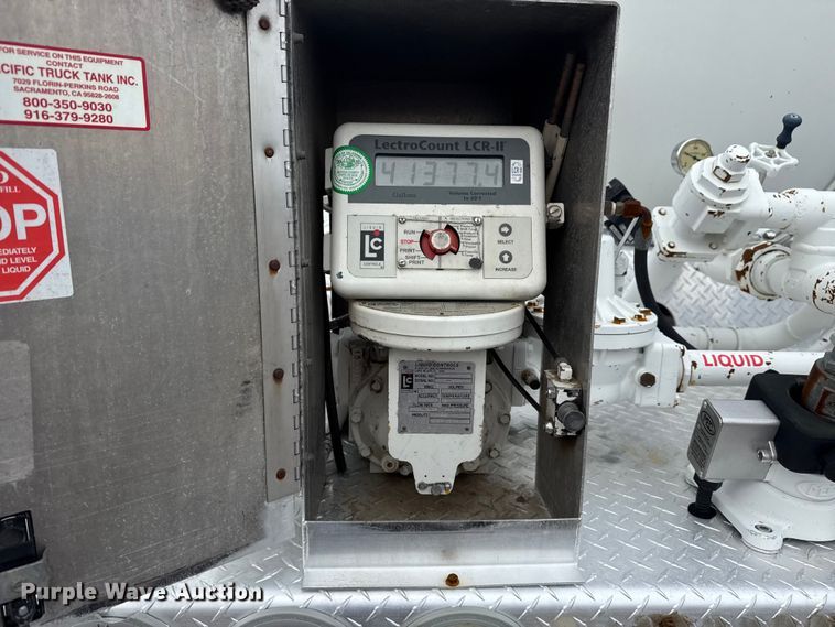 image for item NU9606 2011 Freightliner Business Class M2 propane delivery truck