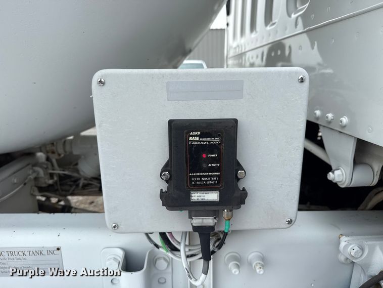 image for item NU9606 2011 Freightliner Business Class M2 propane delivery truck