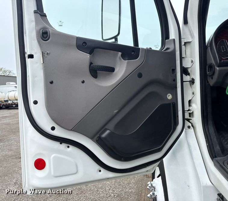 image for item NU9606 2011 Freightliner Business Class M2 propane delivery truck