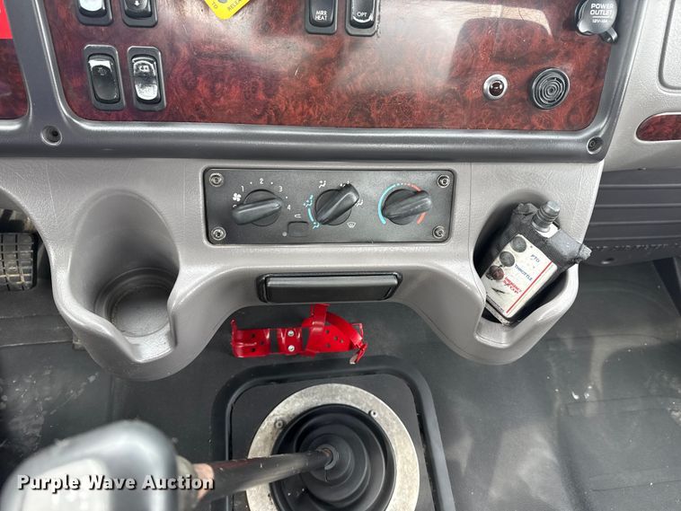 image for item NU9606 2011 Freightliner Business Class M2 propane delivery truck