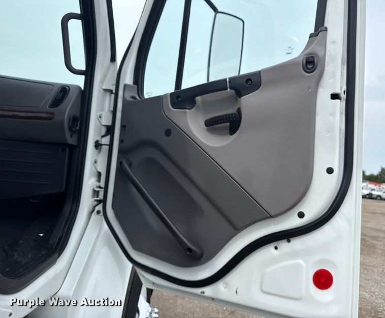 image for item NU9606 2011 Freightliner Business Class M2 propane delivery truck