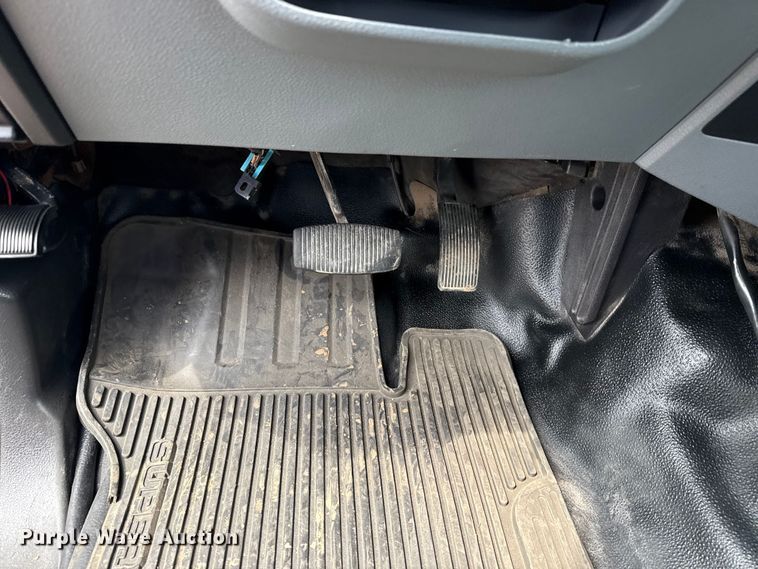 image for item NU9608 2012 Ford F350 Super Duty flatbed pickup truck