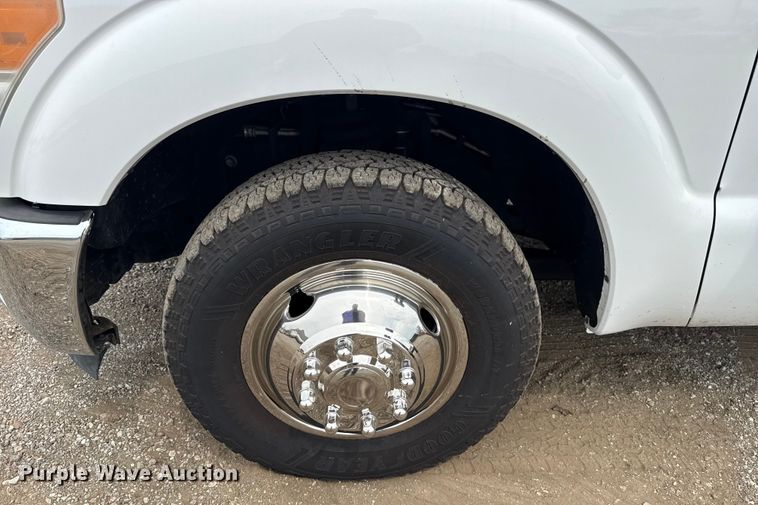 image for item NU9608 2012 Ford F350 Super Duty flatbed pickup truck