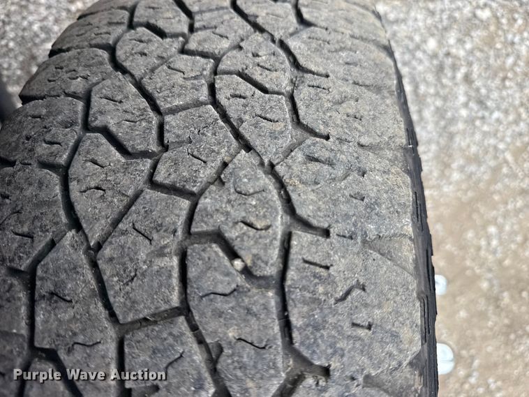 image for item NU9608 2012 Ford F350 Super Duty flatbed pickup truck