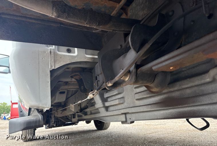 image for item NU9609 2012 Ford F350 Super Duty Crew Cab flatbed pickup truck